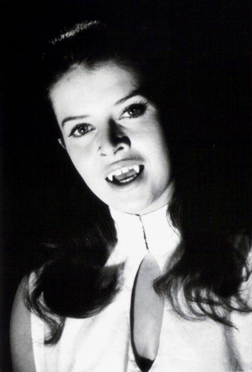 kiss of the vampire9