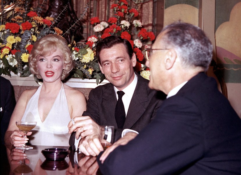 Picture must be credited ©Alphafrance 01/1960 U.S. movie star Marilyn Monroe and French artist Yves Montand (C) at the Beverly Hills Hotel in Los Angeles, California. The photo was taken in January 1960. Tokyo , Japan
