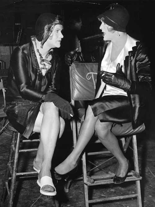 TO GO WITH STORY TITLED TONY CURTIS **FILE**Jack Lemmon, left, and Tony Curtis appear on the set of the 1959 film "Some Like It Hot," in which they masquerade as women in an all-girl orchestra to escape gangsters. In 2002, Curtis is appearing in a musical version of the Billy Wilder film, playing a different role but still having fun at age 77.  (AP Photo/Files)